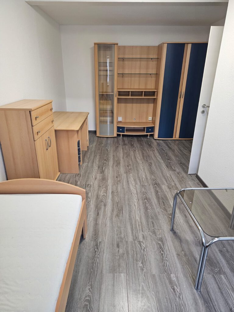 Vollmöbliertes Zimmer in einer 3-er WG, 2km entfernt von Uni Saarbrücken