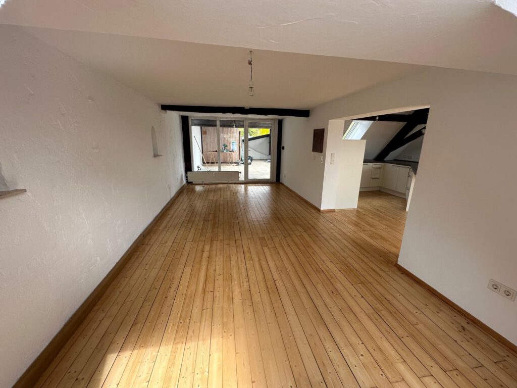 Helle Dachgeschosswohnung, ca. 130m2, WG-geeignet, ab sofort in SB-Ensheim zu vermieten
