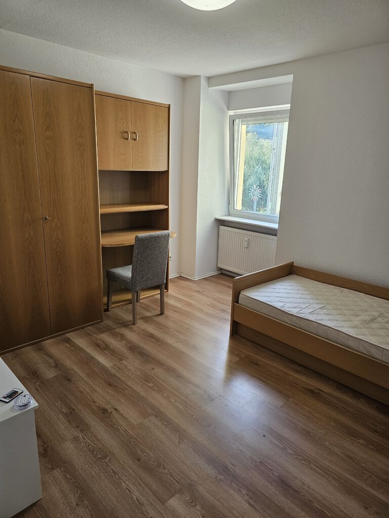 Vollmöbliertes Zimmer in einer 4-er WG, 2km entfernt von Uni Saarbrücken