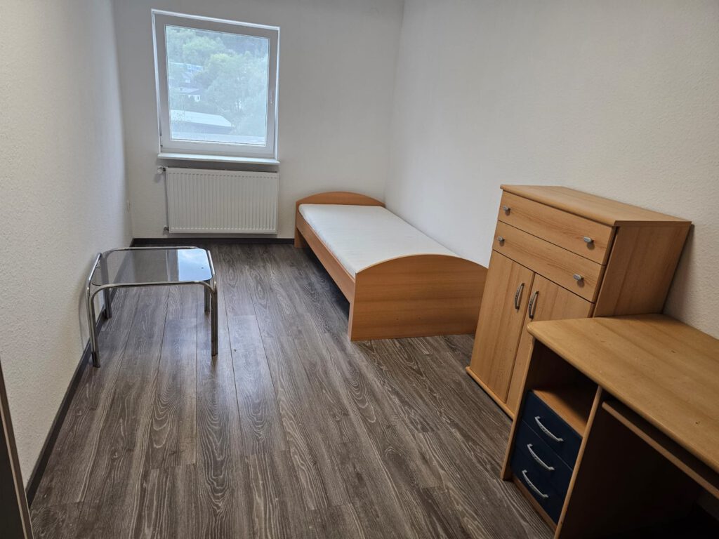 Vollmöbliertes Zimmer in einer 3-er WG, 2km entfernt von Uni Saarbrücken