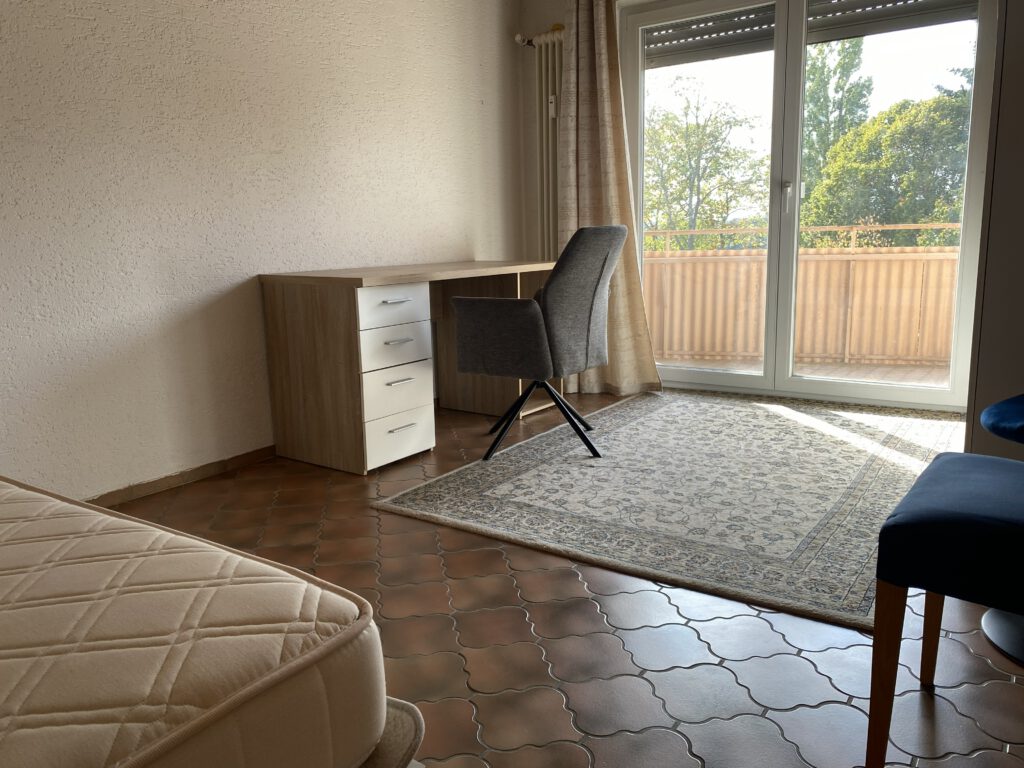 Helles 12-qm-Zimmer mit Balkon, Uni- und Zentrumsnah/Bright 12-square-meter room with a balcony, close to the university and downtown
