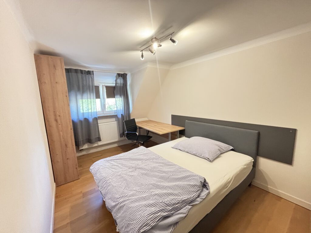 Kleines Zimmer am Rotenbühl in 3 er WG